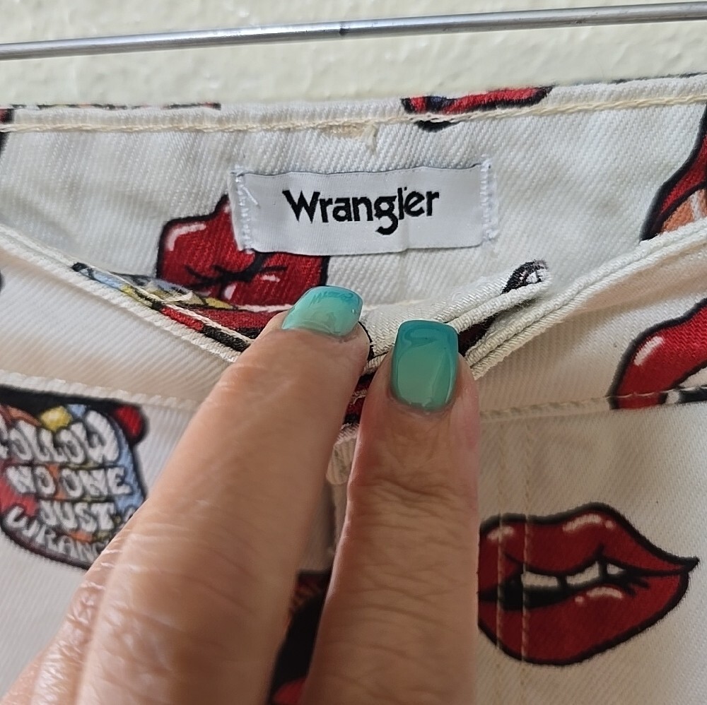 Wrangler White Barrels with Red Lip & Multicolor Pop Prints - Picture 2 of 6